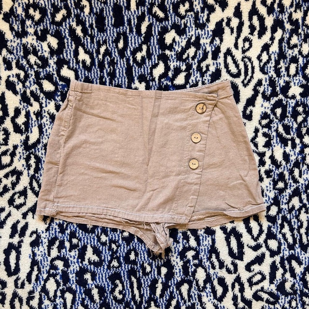 Tan mini skort with button detail and zipper •size: S